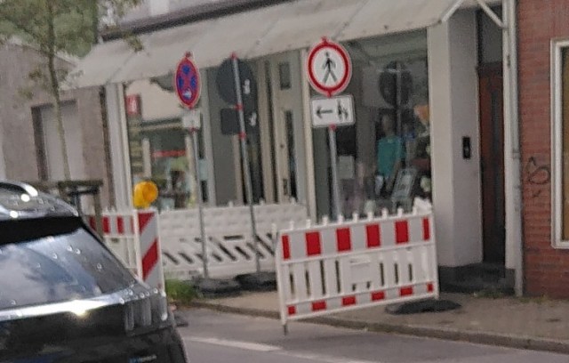 Gehweg in Duisburg Rheinhausen Friemersheim ohne erkennbaren Grund gesperrt mit hoher Bordsteinkante.