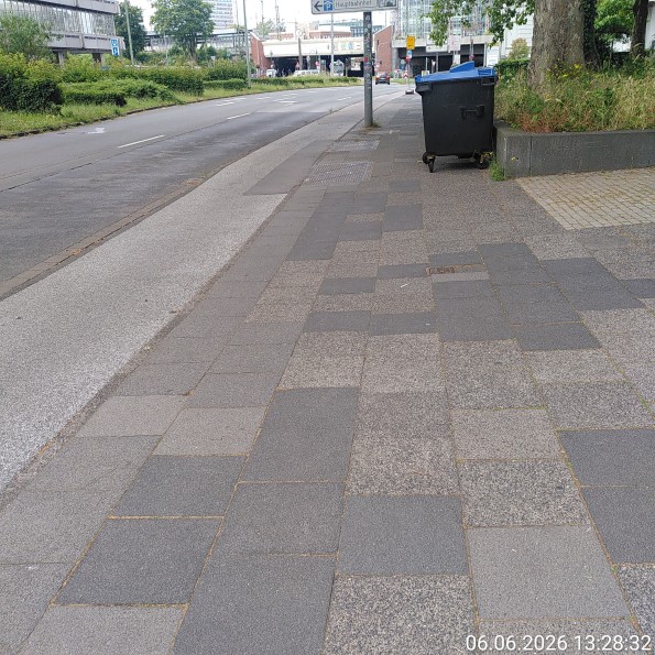 Pappiermüllcontainer auf Gehweg Mülheimer Str. 43