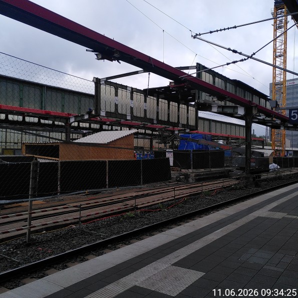 Hauptbahnhof Duisburg Rückbau Dach über Gleis 3/4. Ein Großteil ist bereits entfernt.