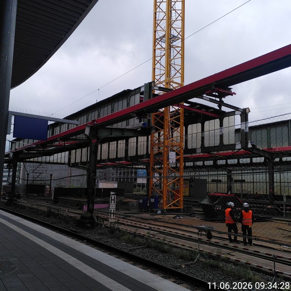 Hauptbahnhof Duisburg Rückbau Dach über Gleis 3/4. Ein Großteil ist bereits entfernt.