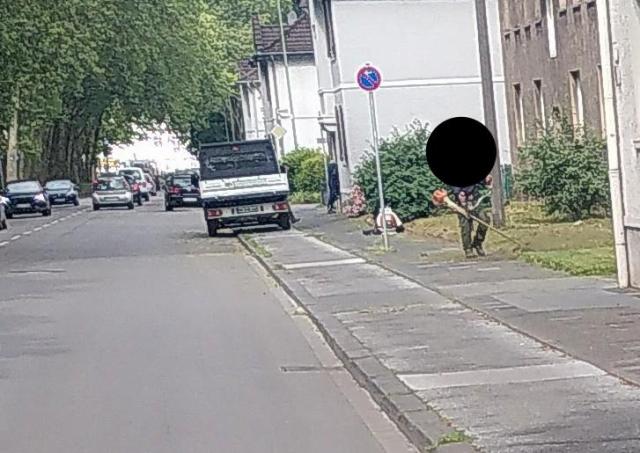 Gartenbauunternehmen parkt rechtswidrig auf dem Radweg und blockiert diesen vollständig