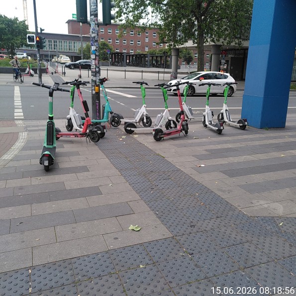 Ihscooter von LIME, VOI, DOTT blockieren den Fußverkehr an einer Ampel beim HBF Duisburg