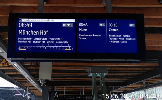 Anzeigetafel im HBF Duisburg, angekündigt ist ein ICE um 8:49 und und der RB31 um 8:43. Das Bild entstand um 8:47