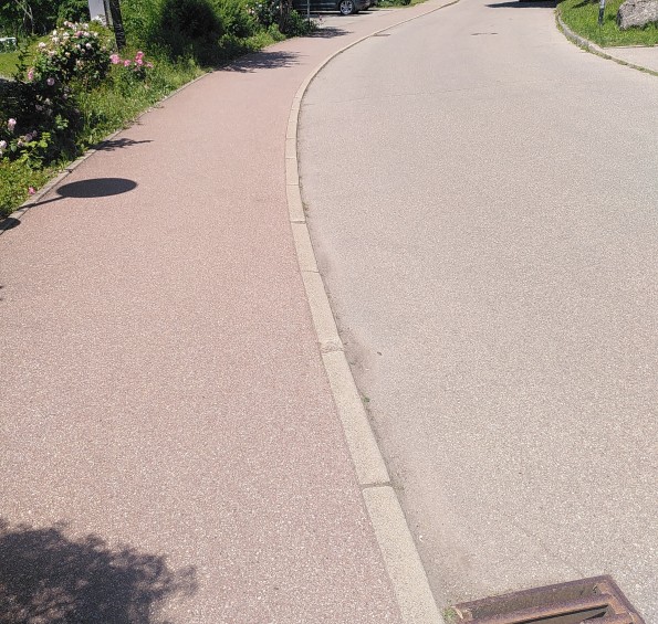 Gehweg, Bordstein, Fahrbahn, mit Grün und Schatten teilweise