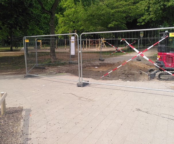 Absperrgitter an einer Baugrube. Der Weg im Hintergrund ist vollständig unpassierbar.