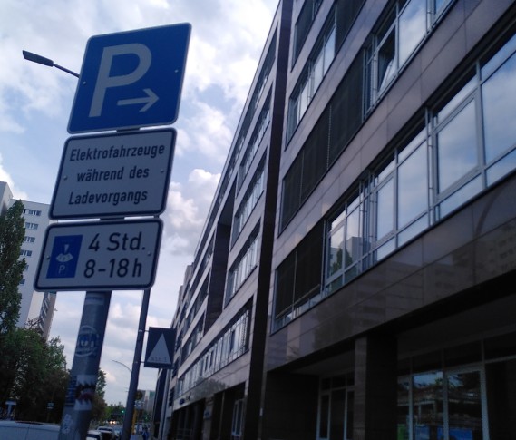Schilder, welche Parken zum Laden begrenzen aber nur tagsüber mit Parkscheibe, Nachts durchgängig.