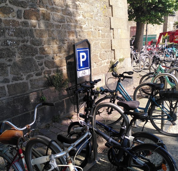 Gut ausgelasteter Fahrradparkplatz in Saint Malo