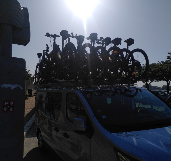 Ebikes auf einem Autodach in Saint Malo