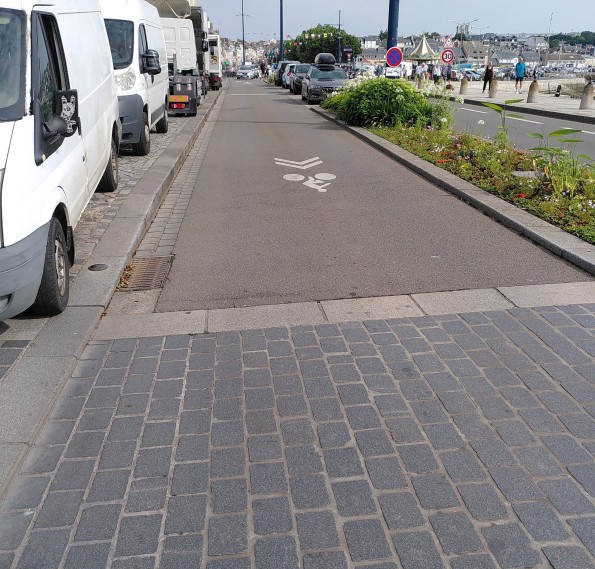 Breiter Radweg in Concarneau