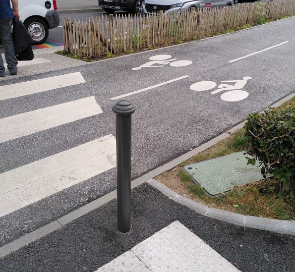 Zweirichtungsradweg in Quimper mit baulicher Trennung zum restlichen Verkehr und Zebrastreifen für Fußverkehr