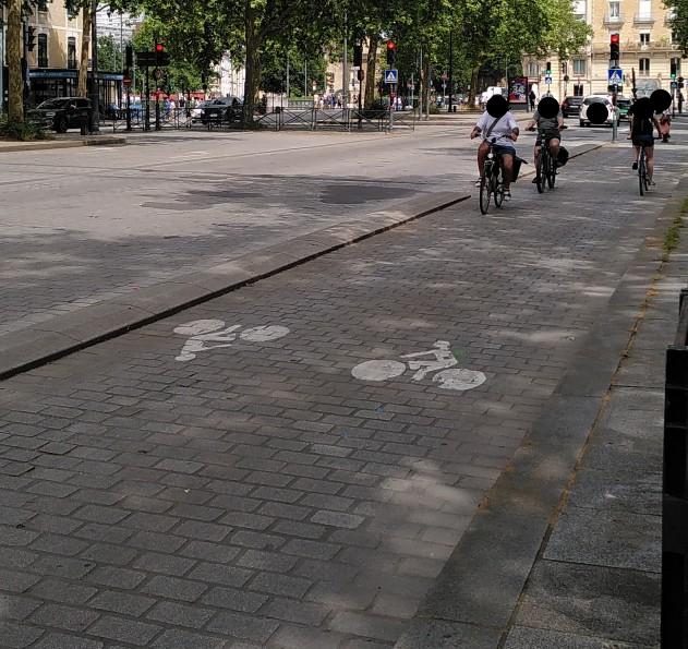 Zweirichtungsradweg in Rennes mit baulicher Trennung zum restlichen Verkehr
