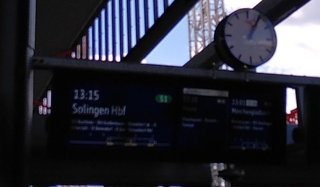 Anzeigetafel Duisburg HBF, Gleis 6, um 13:15 soll als erstes die S1 abfahren, dann um 13:10 der RB31 und danach der RE42.