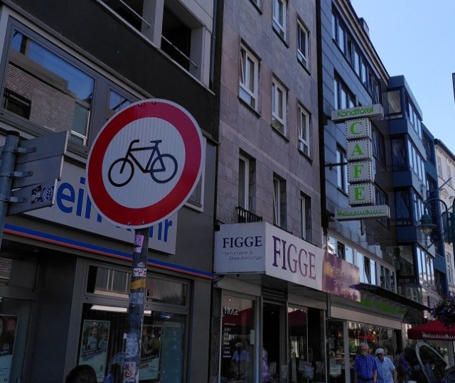 Fahrradverbotsschild am Sonnenwall aus Richtung Königsstraße