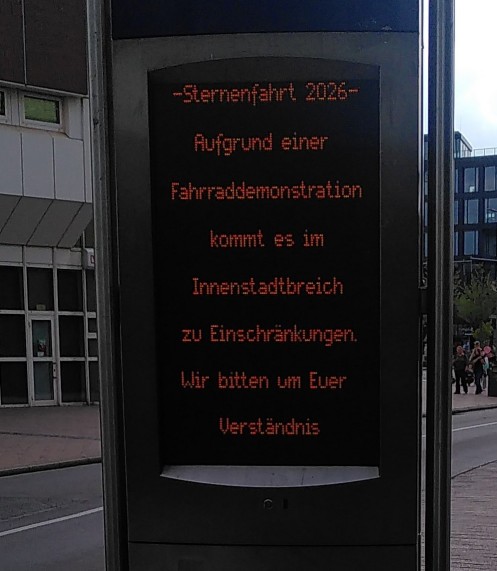 DVG Hinweistafel am Hauptbahnhof weist auf Sternfahrt 2026 hin und dass es dadurch zu Verkehrsproblemen kommen kann.