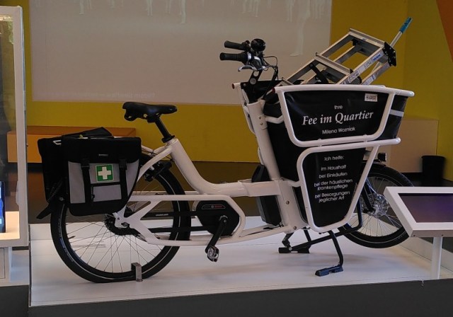 Weißes Lastenrad mit Lastenbereich vorne