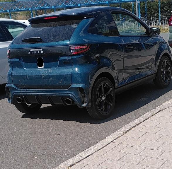 Kleines KFZ mit Mofanummernschild hinten.