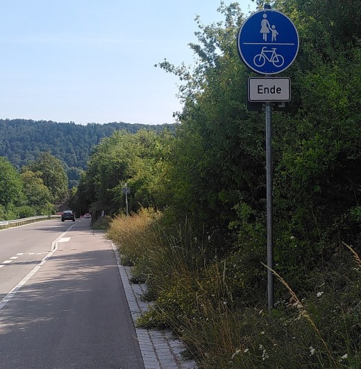 Zwei Schilder, oben gemeinsamer Rad- und Gehweg und das Schild Ende