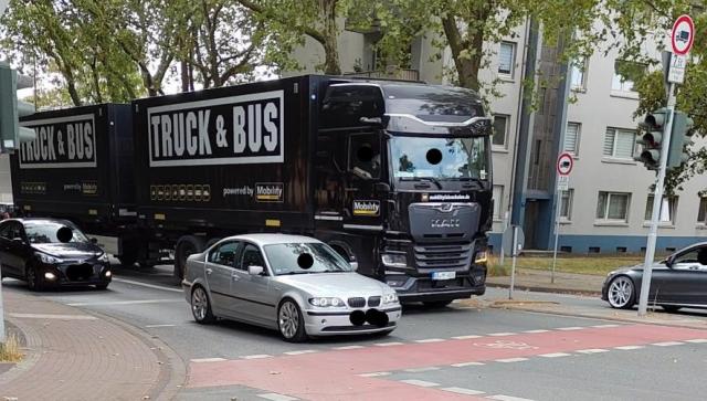 Schwarzer LKW auf der Friedrich-Ebert-Str. in Rheinhausen