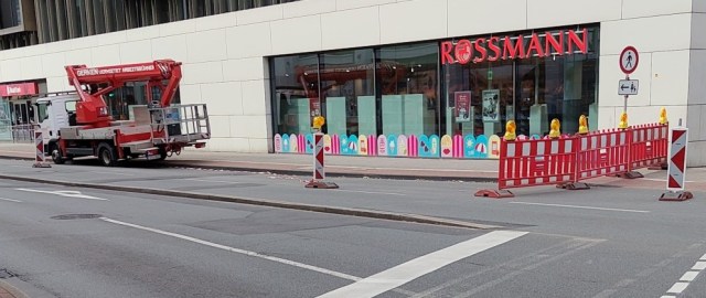 LKW mit Arbeitsbühne, die auf einem Radweg steht, daneben Absperrung und ein Fußverkehrsverbotsschild.