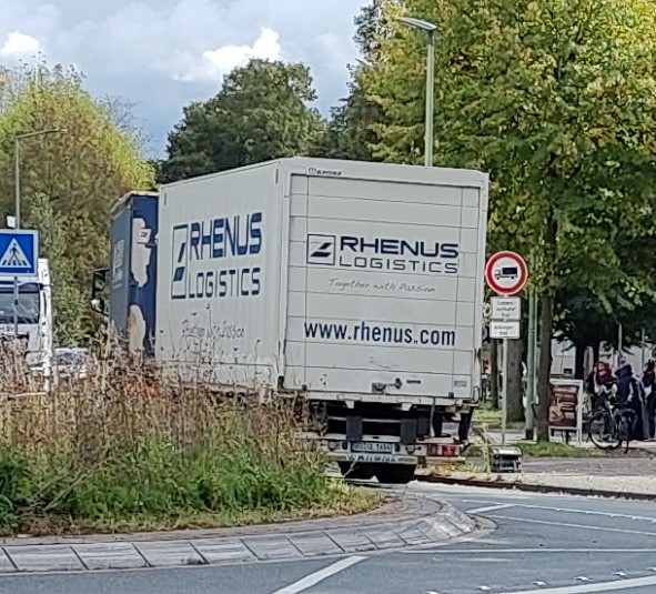 LKW mit Anhänger mit Rhenusbeschriftung wird in den Flutweg gefahren trotz deutlich erkennbaren LKW-Verbot.